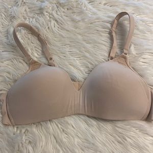 Warners Bra size 36B no wires have padding and adjustable stripes